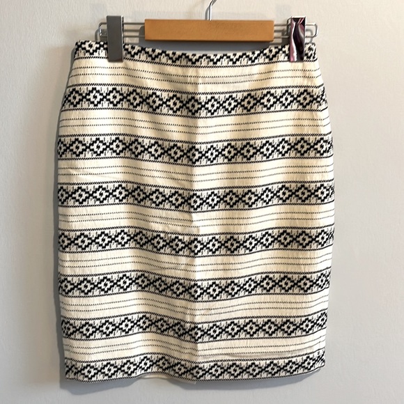 Ann Taylor pencil skirt, size 0. - Picture 3 of 4